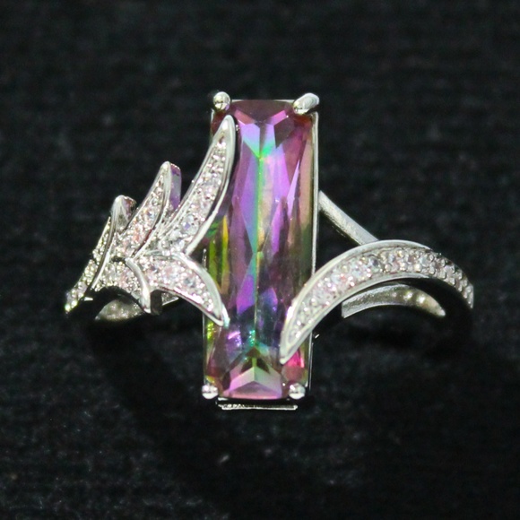 Jewelry - Stunning Sterling Silver Mystic Topaz Ring Size 9